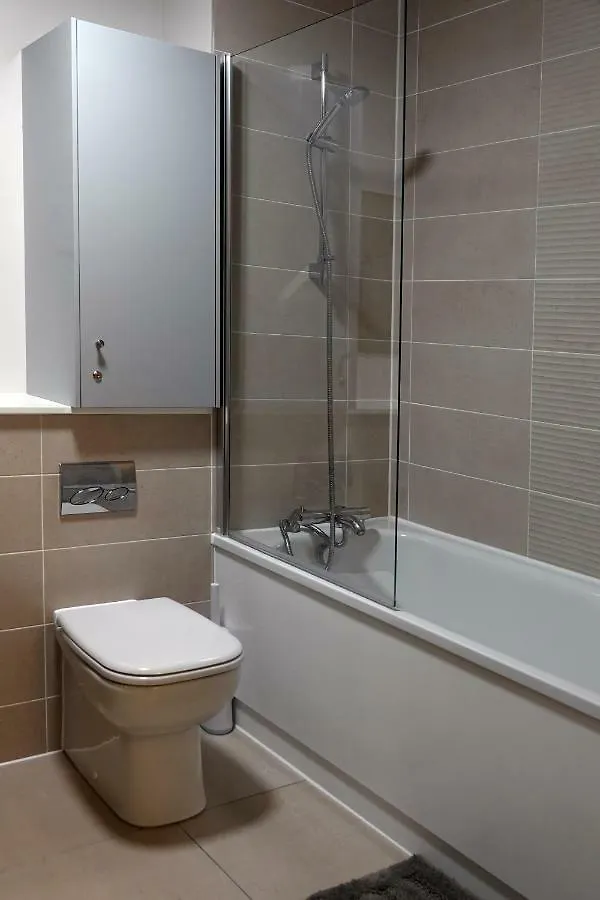 Modern One Bedroom Apartment In Cardiff Bay 0*,  영국